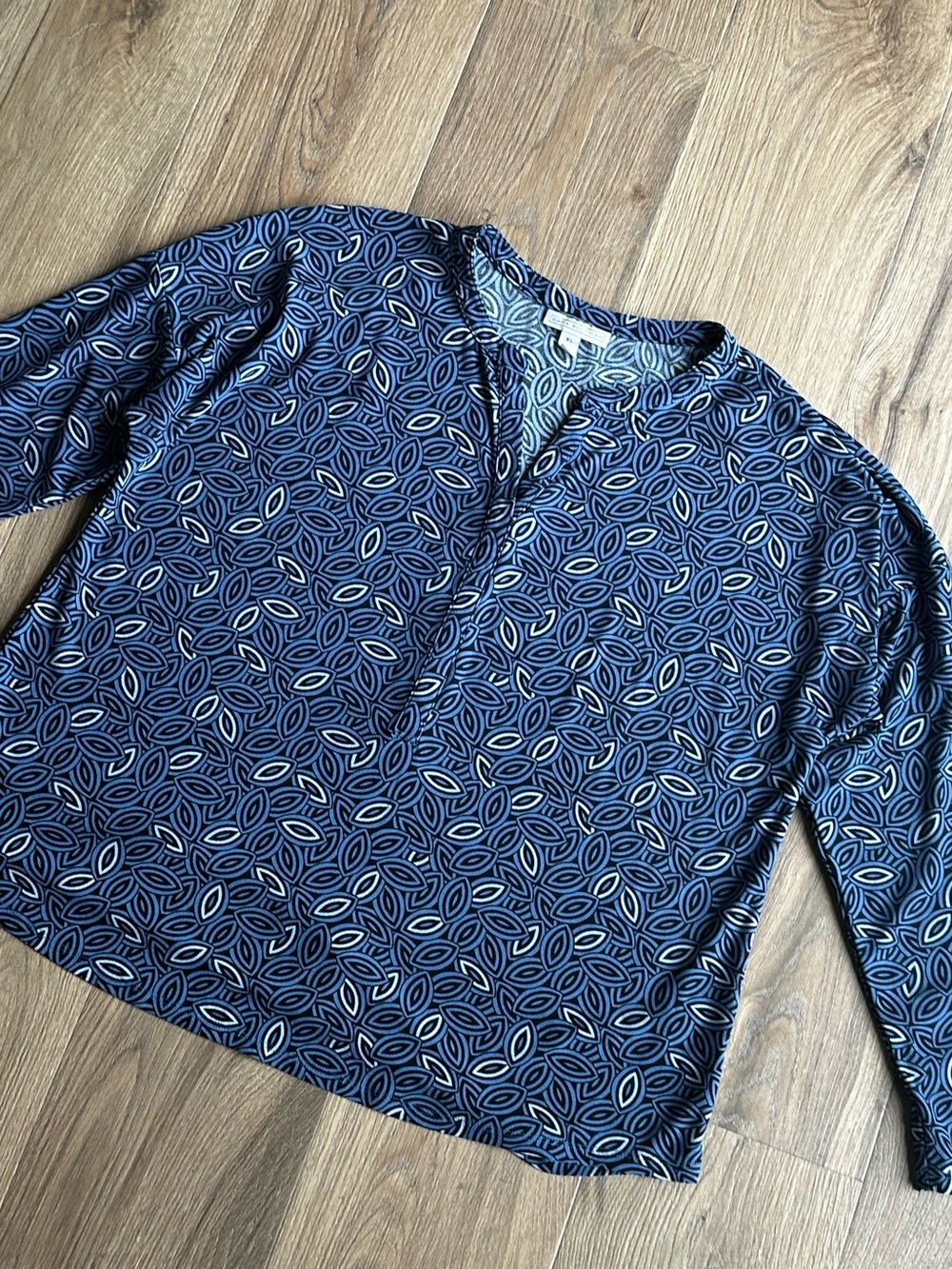 Dana Buchman Navy Blue Patterned V-Neck Blouse